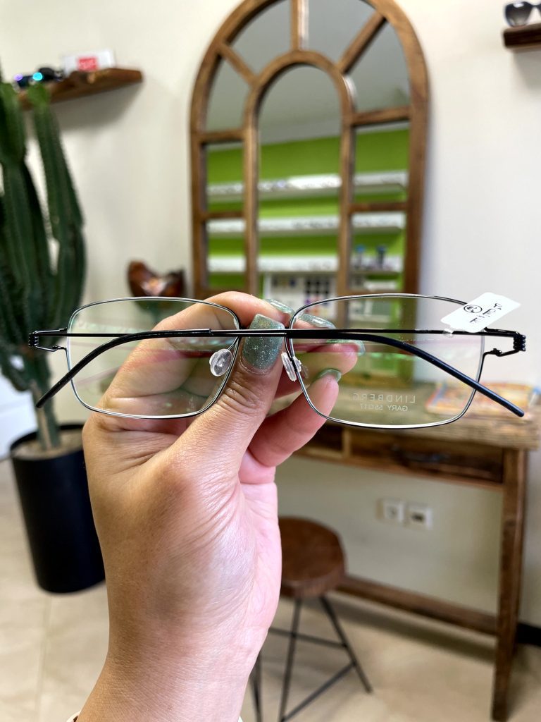 عینک طبی سبک