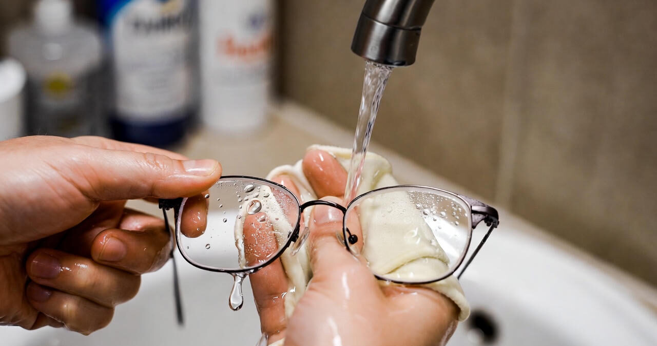 خط و خش شیشه عینک